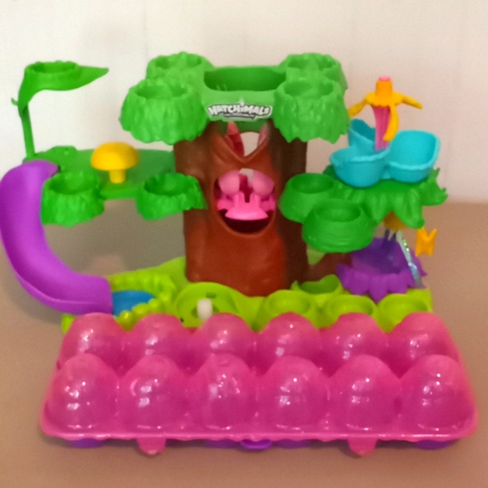 Hatchimals Colleggtibles playset with egg carton